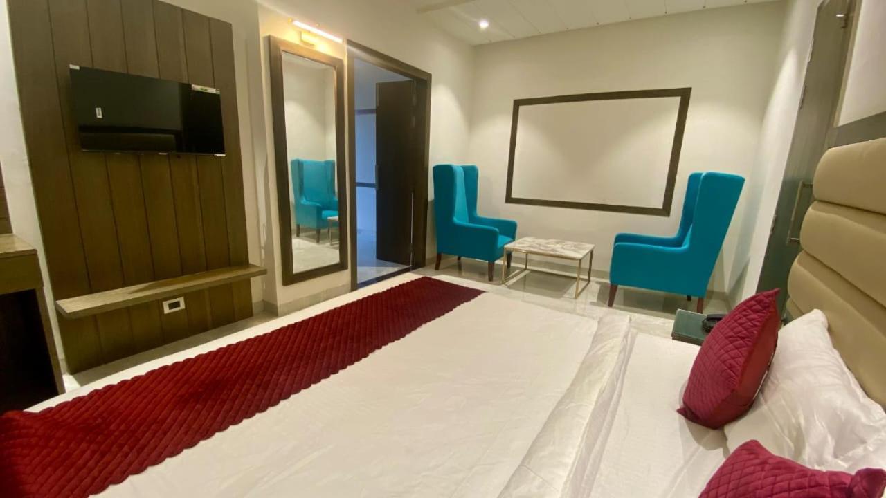 Luxe Resorts - Centrally Heated Air Conditioned Hotel In The Heart Of Касаулі Екстер'єр фото