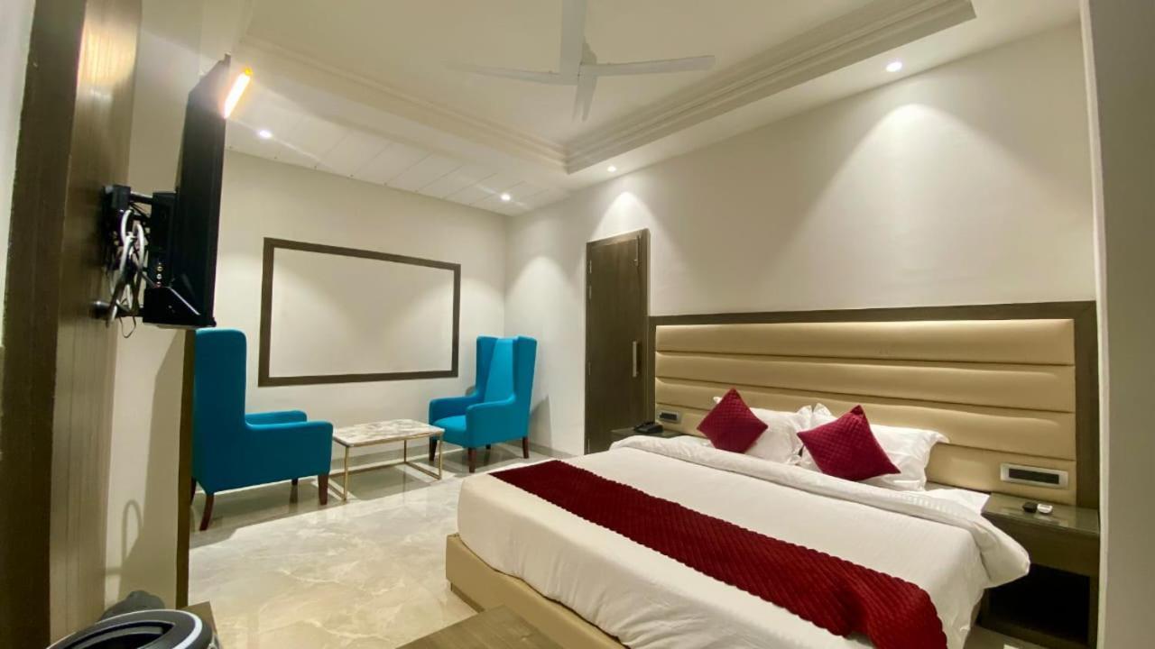 Luxe Resorts - Centrally Heated Air Conditioned Hotel In The Heart Of Касаулі Екстер'єр фото