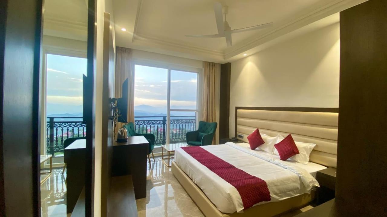 Luxe Resorts - Centrally Heated Air Conditioned Hotel In The Heart Of Касаулі Екстер'єр фото