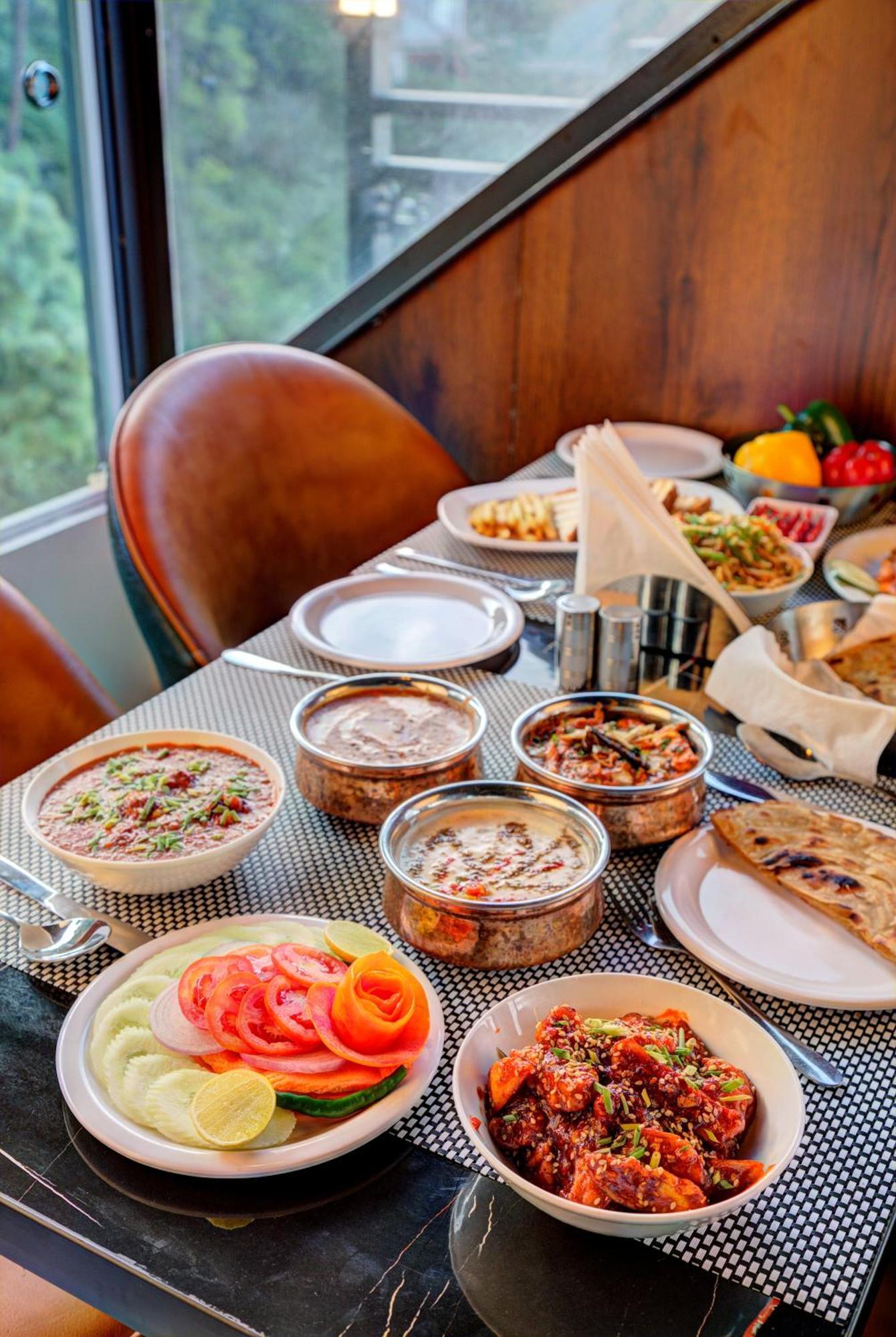 Luxe Resorts - Centrally Heated Air Conditioned Hotel In The Heart Of Касаулі Екстер'єр фото