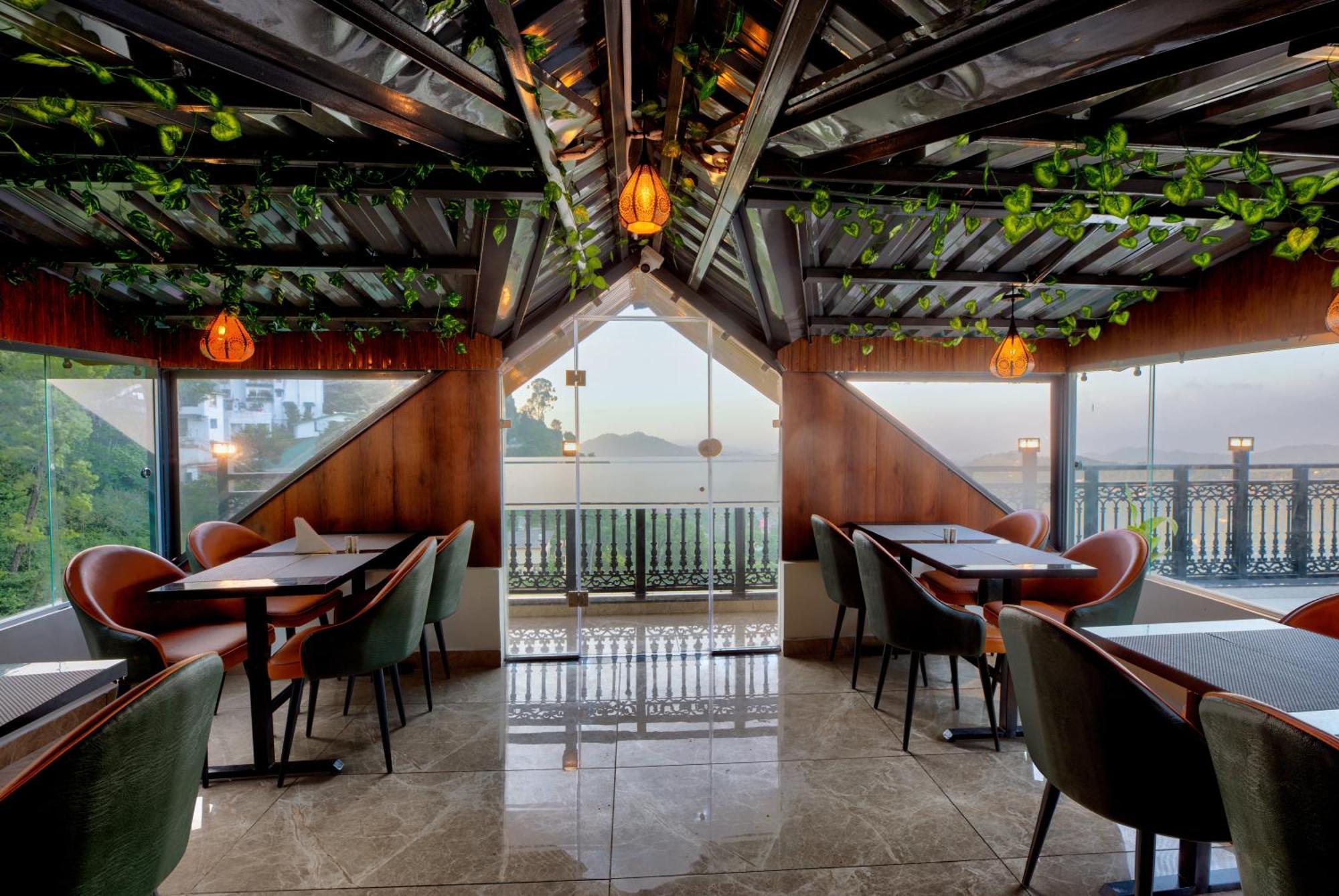 Luxe Resorts - Centrally Heated Air Conditioned Hotel In The Heart Of Касаулі Екстер'єр фото