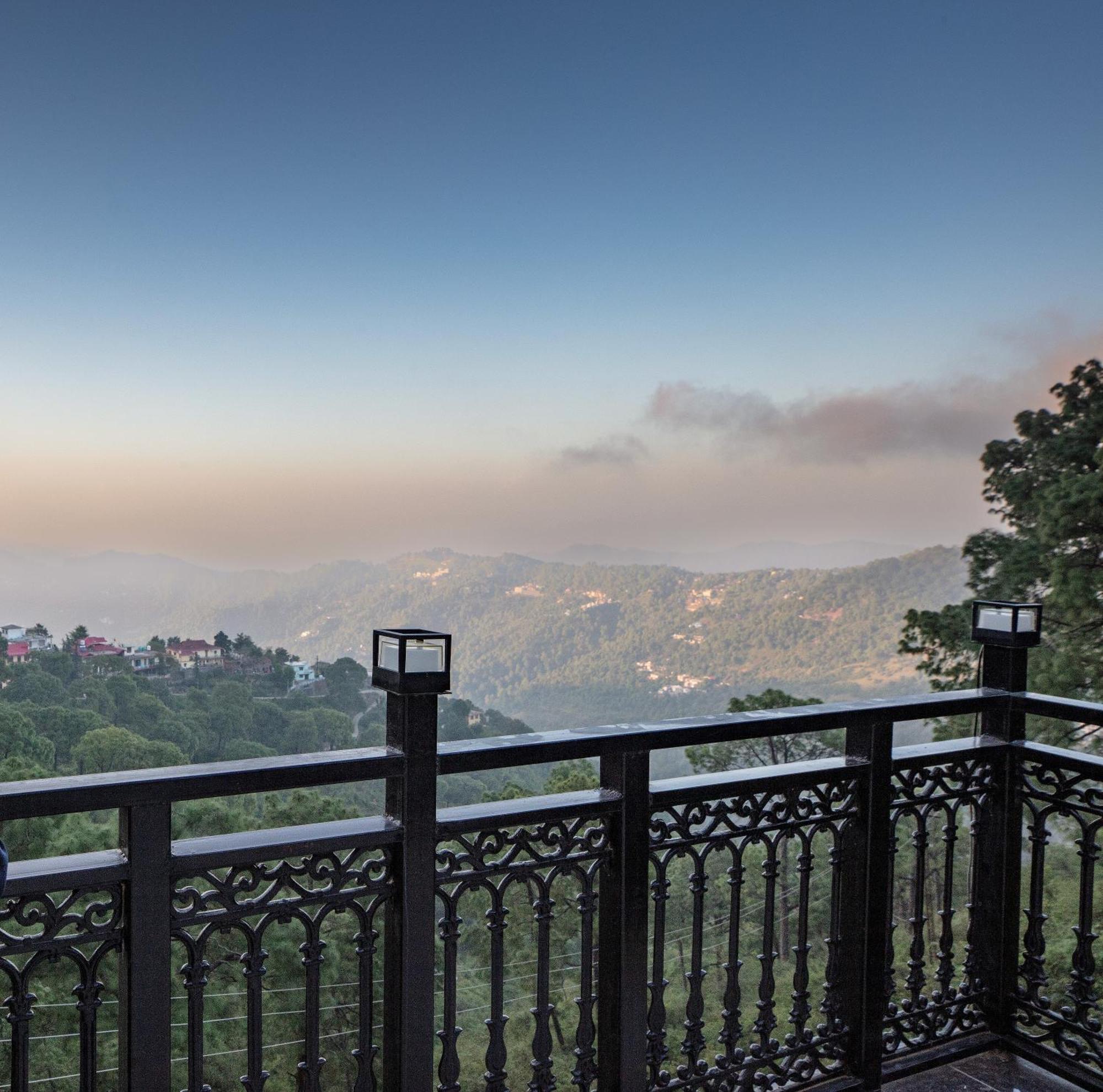 Luxe Resorts - Centrally Heated Air Conditioned Hotel In The Heart Of Касаулі Екстер'єр фото