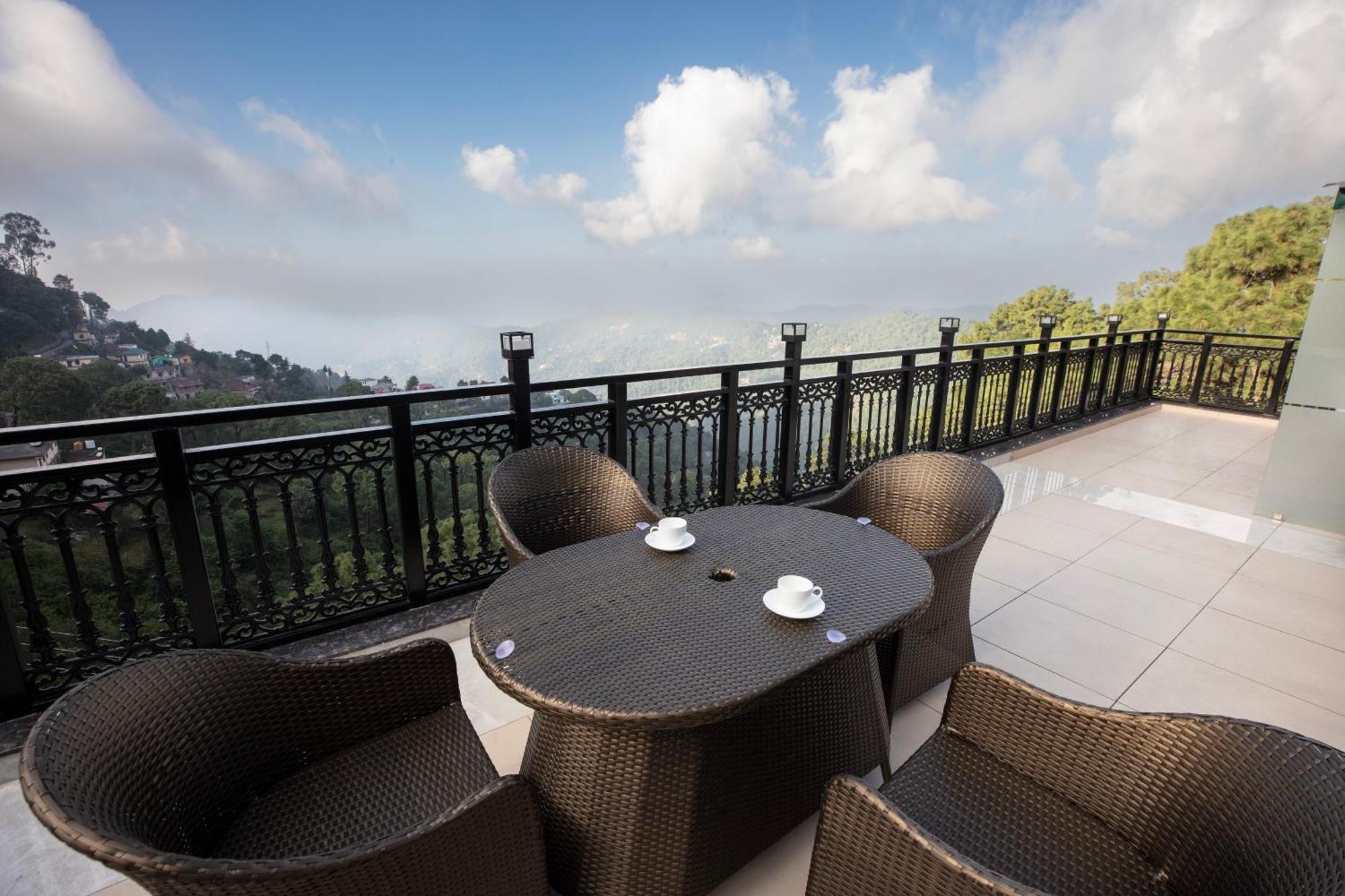 Luxe Resorts - Centrally Heated Air Conditioned Hotel In The Heart Of Касаулі Екстер'єр фото