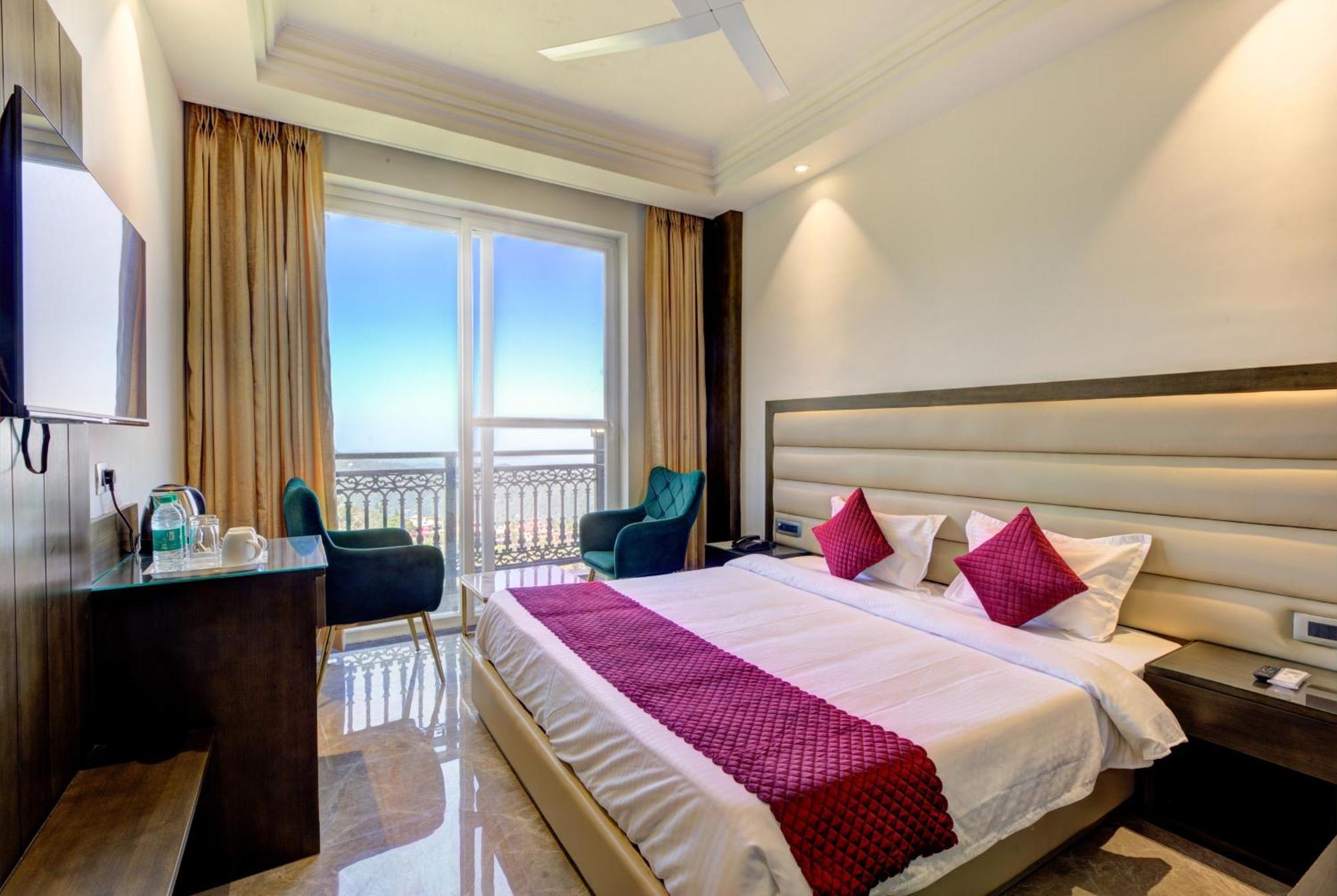 Luxe Resorts - Centrally Heated Air Conditioned Hotel In The Heart Of Касаулі Екстер'єр фото