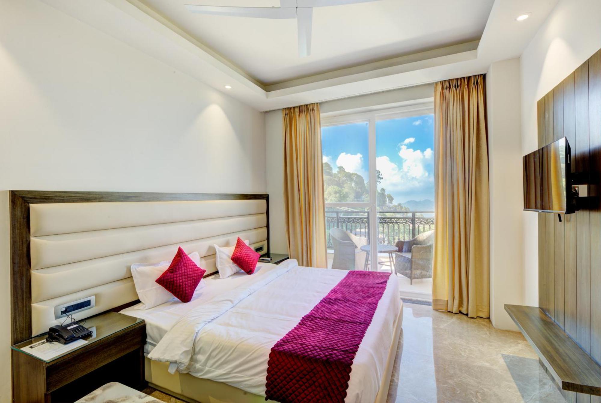 Luxe Resorts - Centrally Heated Air Conditioned Hotel In The Heart Of Касаулі Екстер'єр фото